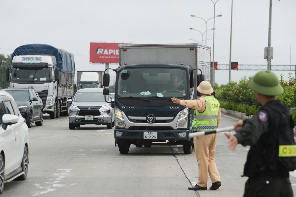 Ngày đầu thí điểm, CSGT gọi loa nhắc tài xế xe tải không đi vào làn 1 cao tốc