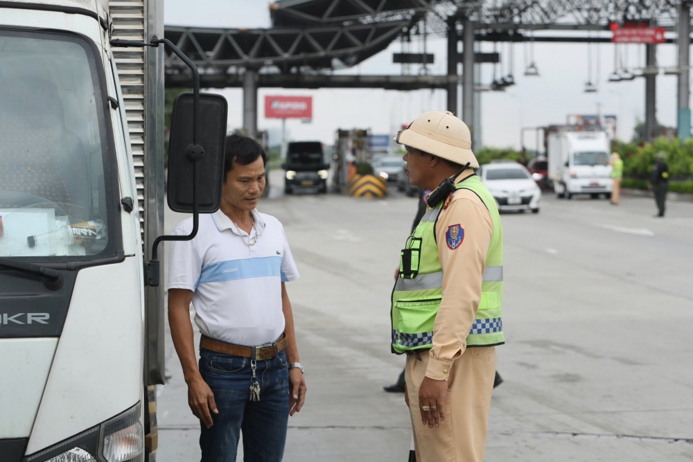 Ngày đầu thí điểm, CSGT gọi loa nhắc tài xế xe tải không đi vào làn 1 cao tốc