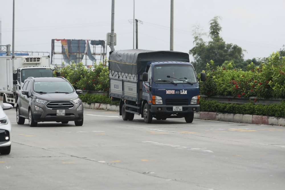 Ngày đầu thí điểm, CSGT gọi loa nhắc tài xế xe tải không đi vào làn 1 cao tốc