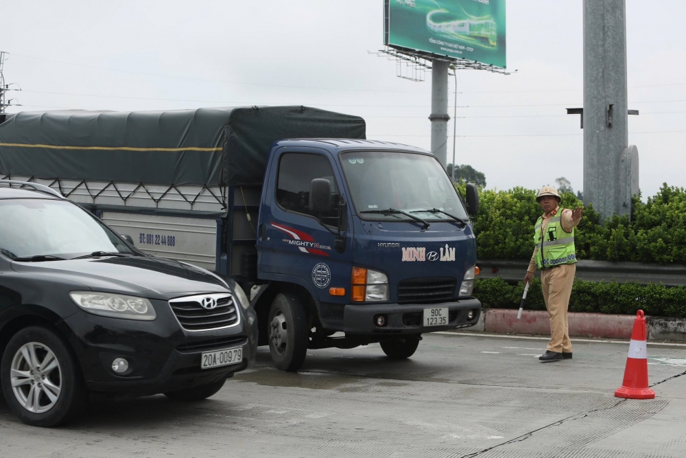 Ngày đầu thí điểm, CSGT gọi loa nhắc tài xế xe tải không đi vào làn 1 cao tốc