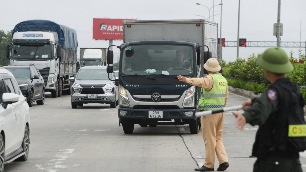 Ngày đầu thí điểm, CSGT gọi loa nhắc tài xế xe tải không đi vào làn 1 cao tốc