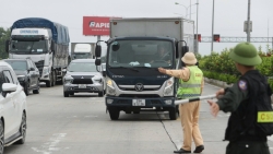 Ngày đầu thí điểm, CSGT gọi loa nhắc tài xế xe tải không đi vào làn 1 cao tốc