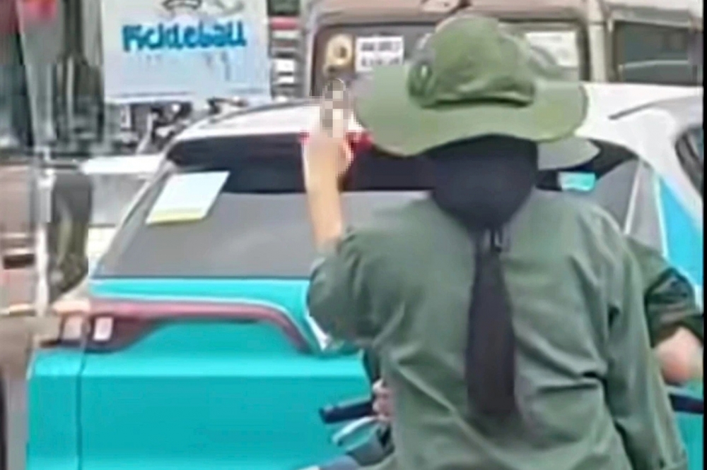 Xử lý nhóm học sinh có hành vi phản cảm khi đoàn phục vụ A80 đi qua