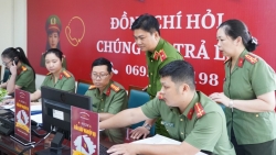 cong an ha noi ra mat mo hinh nu cuoi tiep dan hotline giai dap nghiep vu