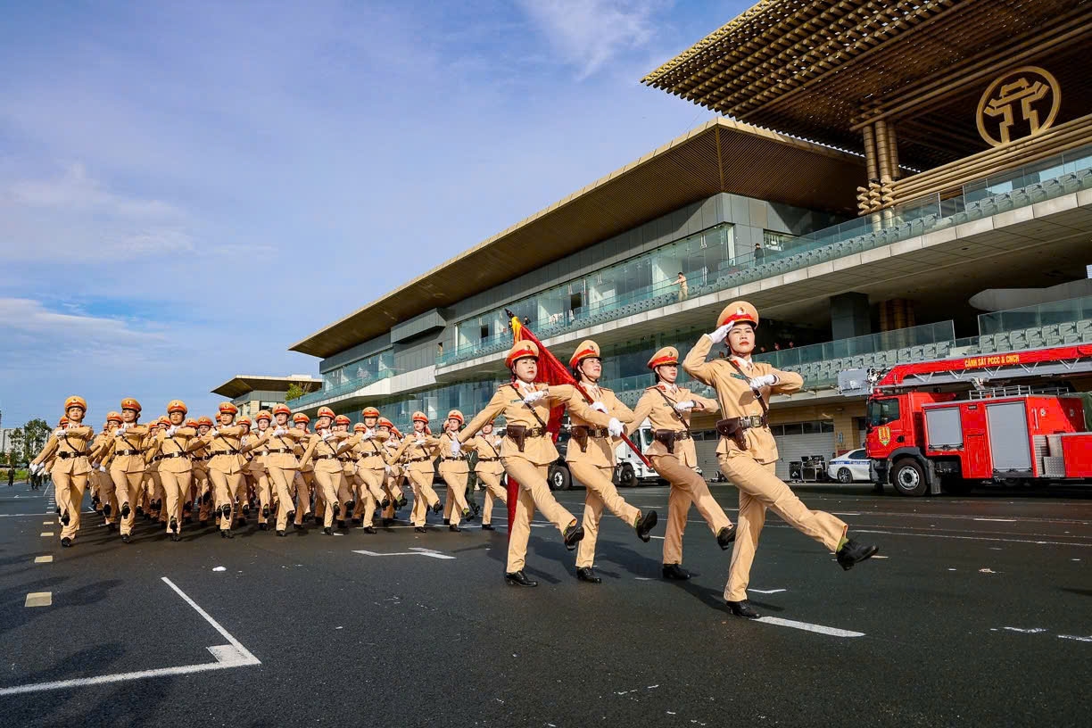 Ngắm cán bộ, chiến sĩ và dàn xe đặc chủng của lực lượng Cảnh sát giao thông