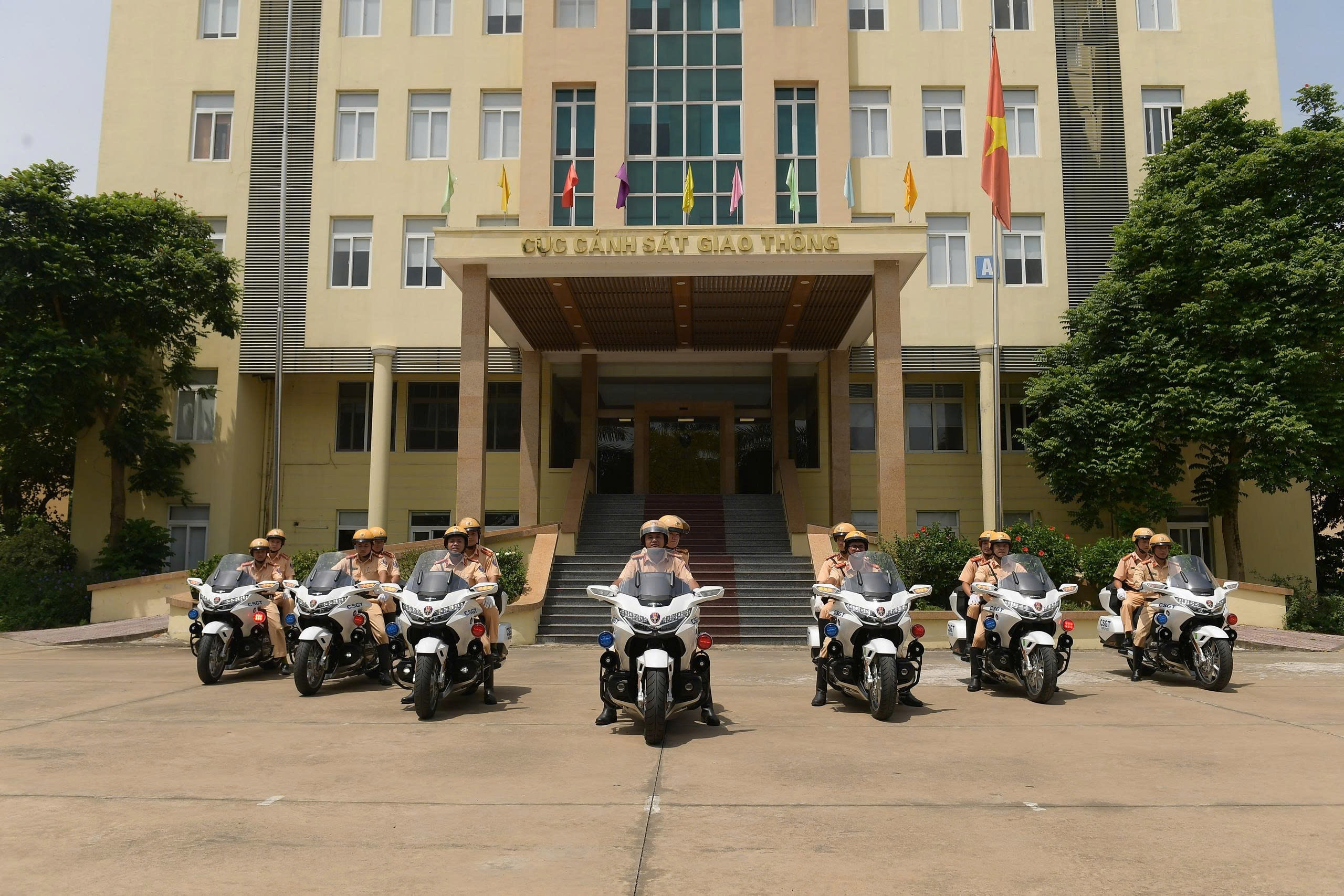 Ngắm cán bộ, chiến sĩ và dàn xe đặc chủng của lực lượng Cảnh sát giao thông