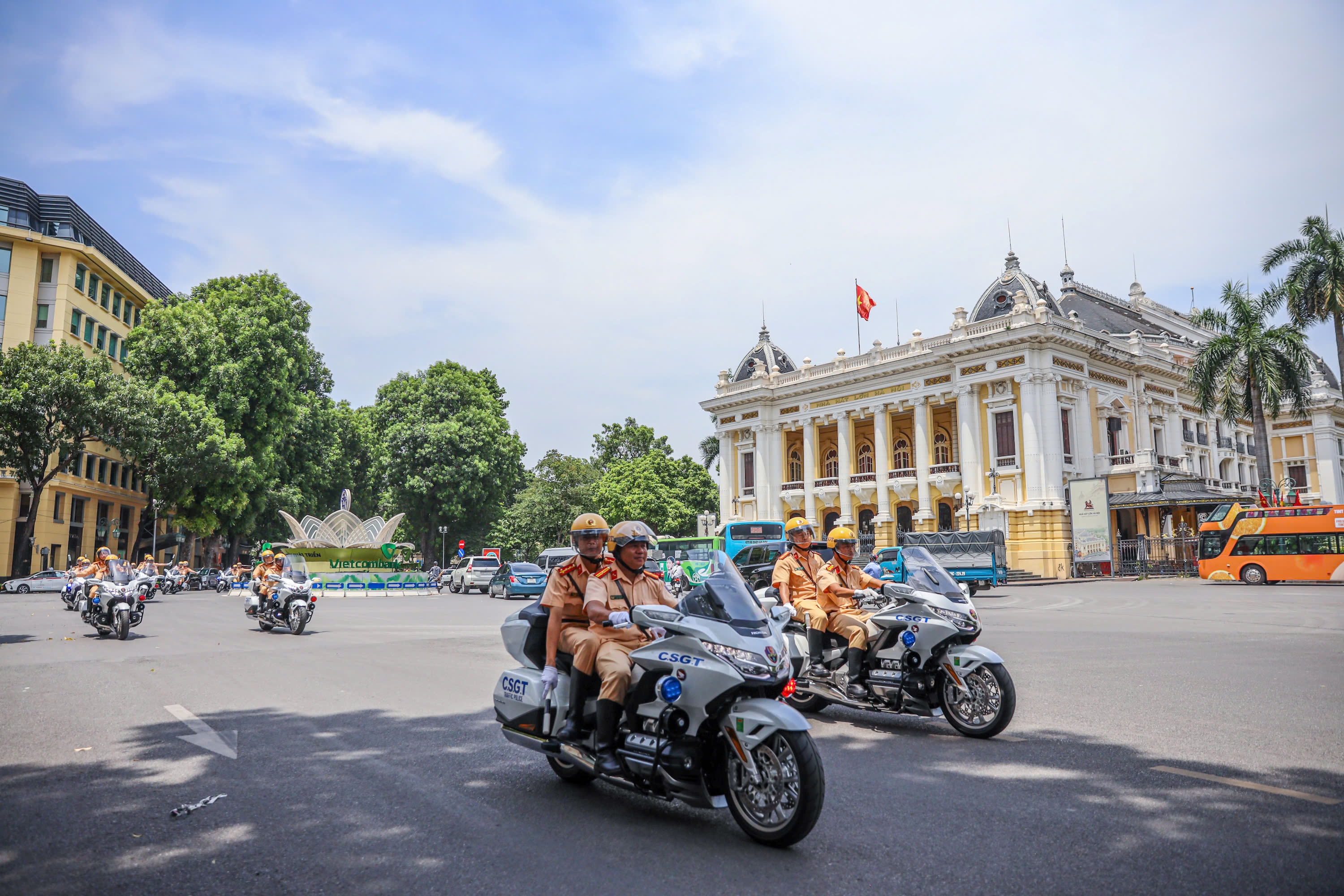 Ngắm cán bộ, chiến sĩ và dàn xe đặc chủng của lực lượng Cảnh sát giao thông