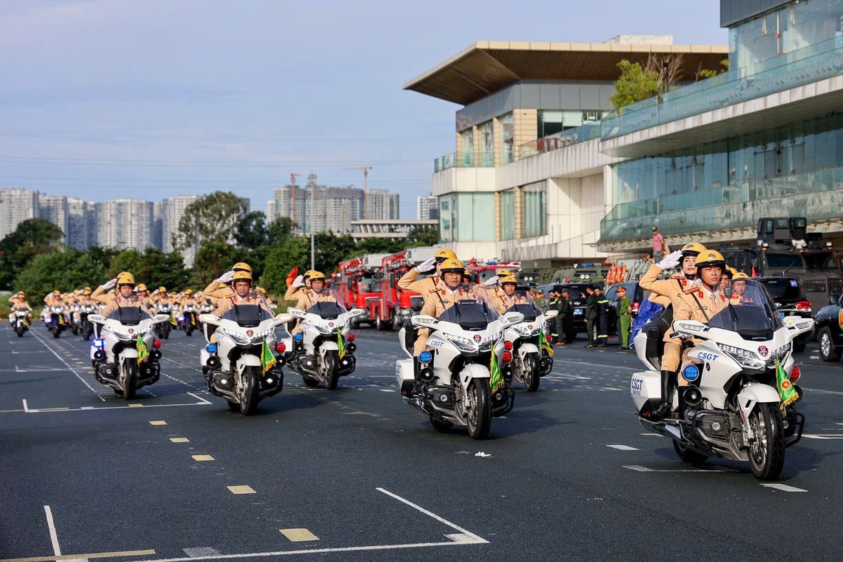 Ngắm cán bộ, chiến sĩ và dàn xe đặc chủng của lực lượng Cảnh sát giao thông