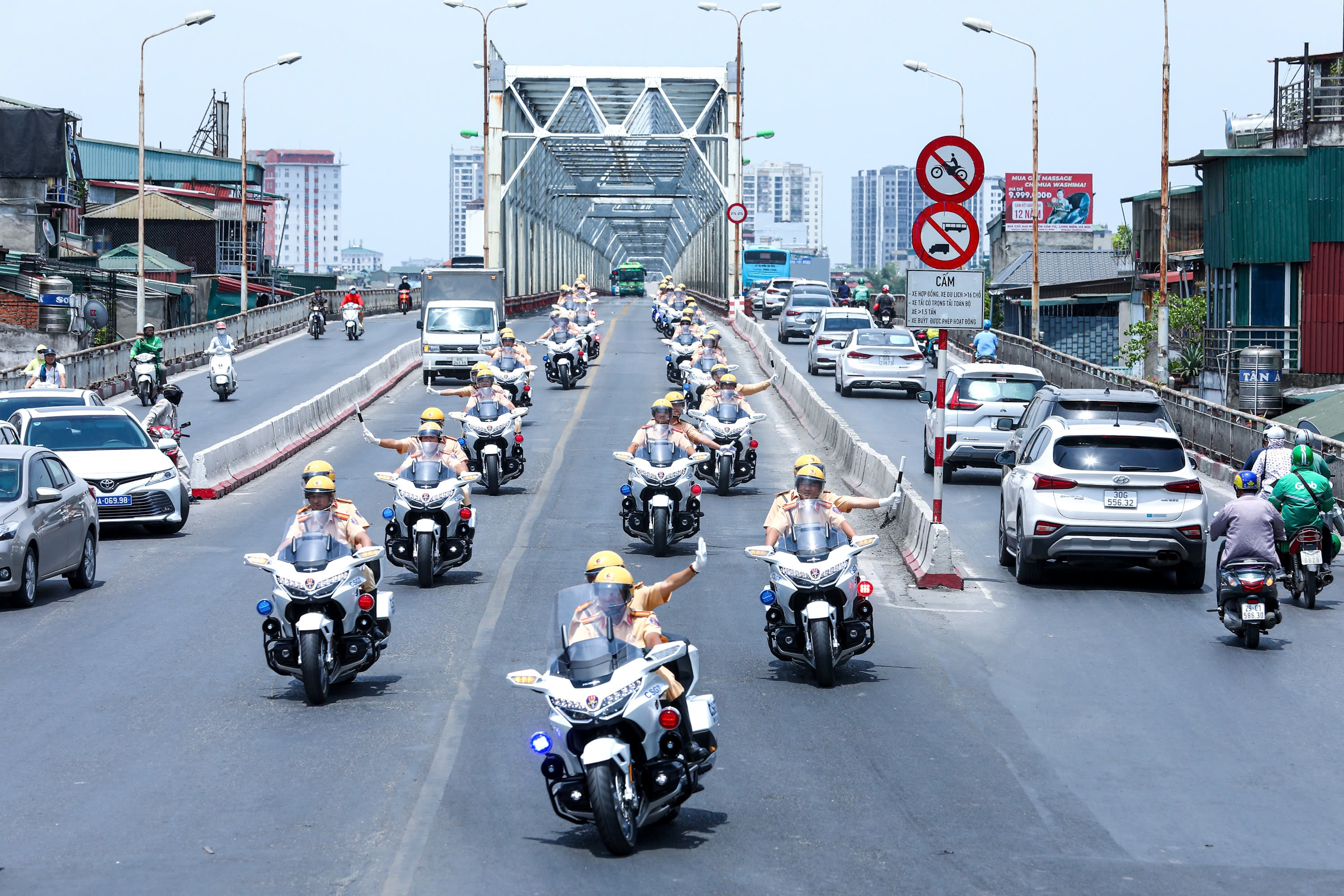 Ngắm cán bộ, chiến sĩ và dàn xe đặc chủng của lực lượng Cảnh sát giao thông