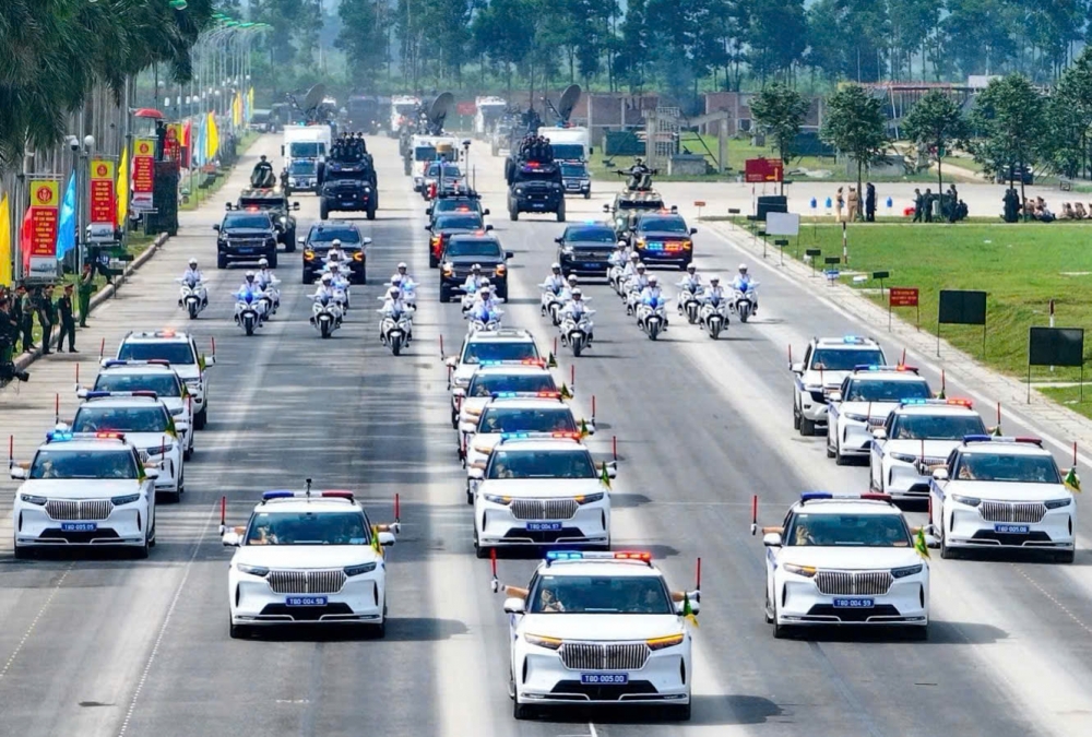 Ngắm cán bộ, chiến sĩ và dàn xe đặc chủng của lực lượng Cảnh sát giao thông