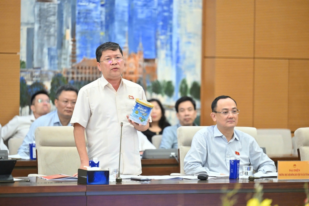 Mang đến cuộc họp hộp sữa nghi là giả, đại biểu Quốc hội hỏi trách nhiệm của ai