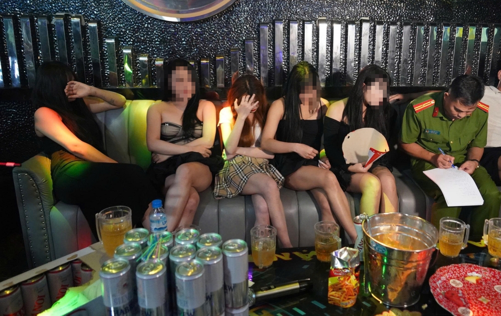 Cảnh sát phát hiện quán karaoke “bao nuôi” 38 nữ nhân viên