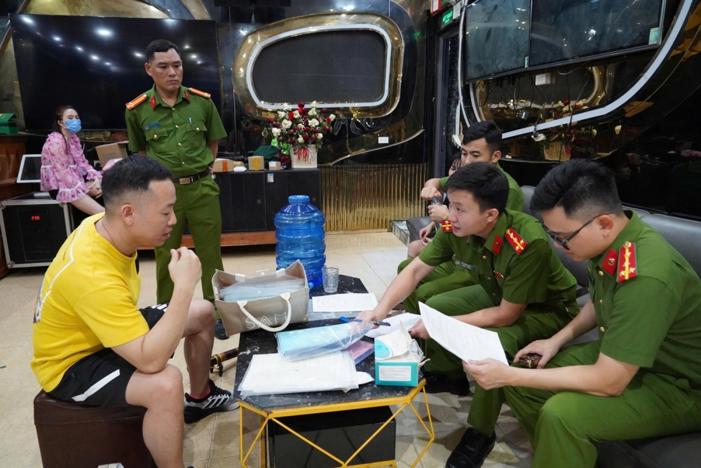 Cảnh sát phát hiện quán karaoke “bao nuôi” 38 nữ nhân viên