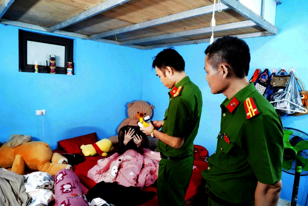 Cảnh sát phát hiện quán karaoke “bao nuôi” 38 nữ nhân viên