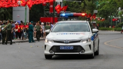 ha noi canh sat bao ve a80 mo duong dua chau be di cap cuu