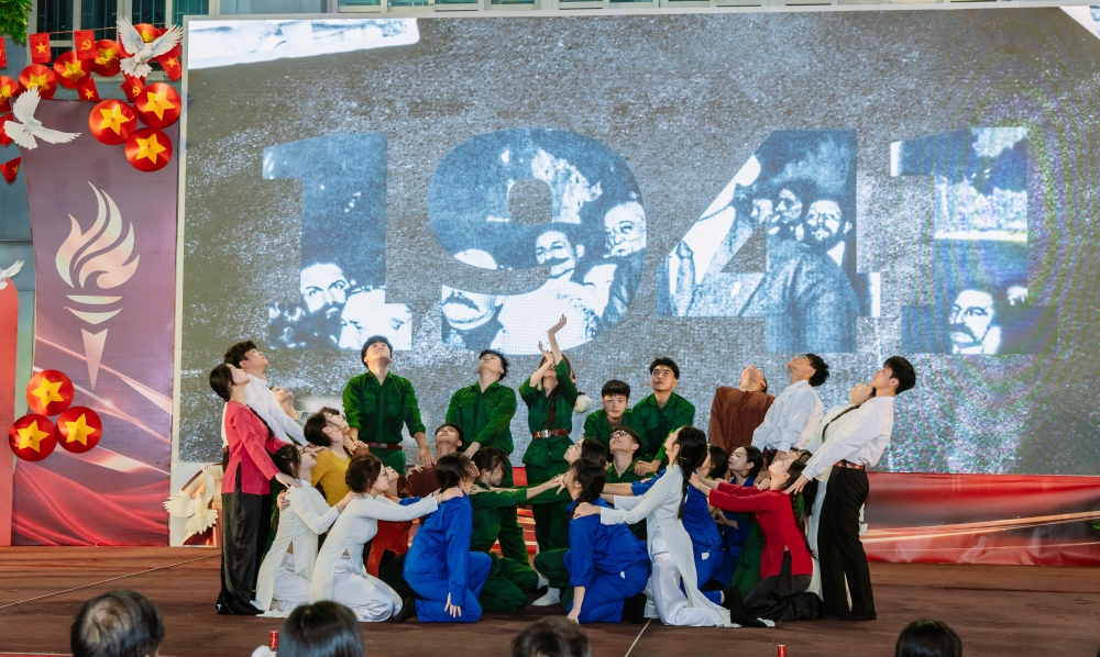 Chạm quá khứ - Viết tiếp tương lai