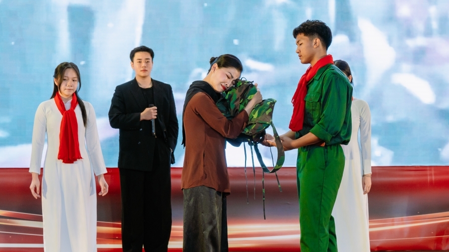 Chạm quá khứ - Viết tiếp tương lai