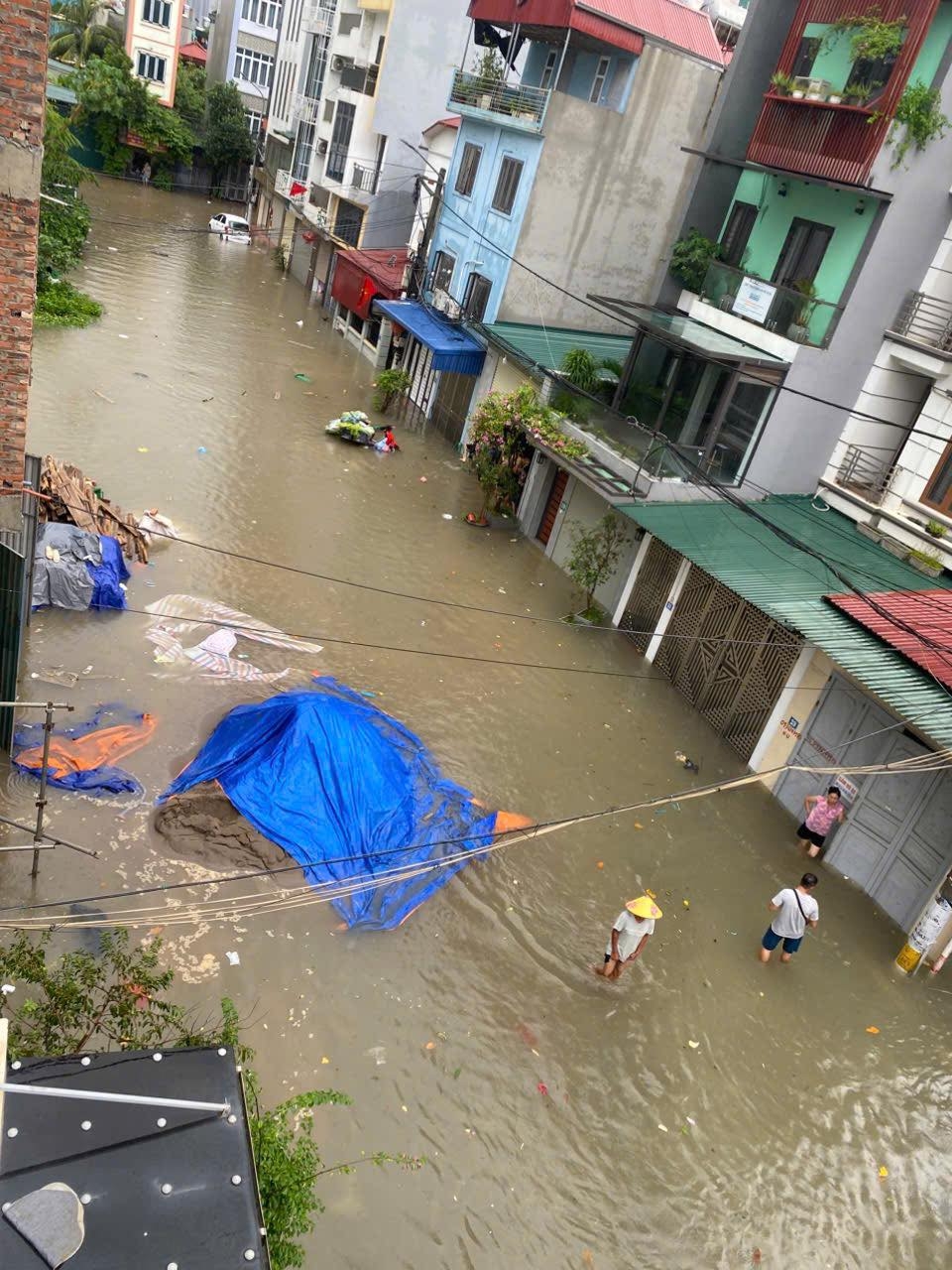 Mưa lớn và kéo dài, nhiều tuyến đường ở Hà Nội ngập sâu, giao thông tê liệt
