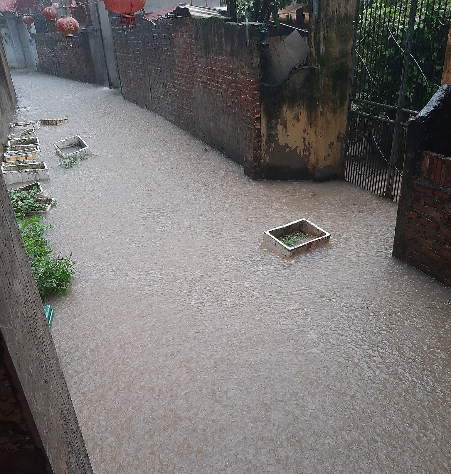 Mưa lớn và kéo dài, nhiều tuyến đường ở Hà Nội ngập sâu, giao thông tê liệt