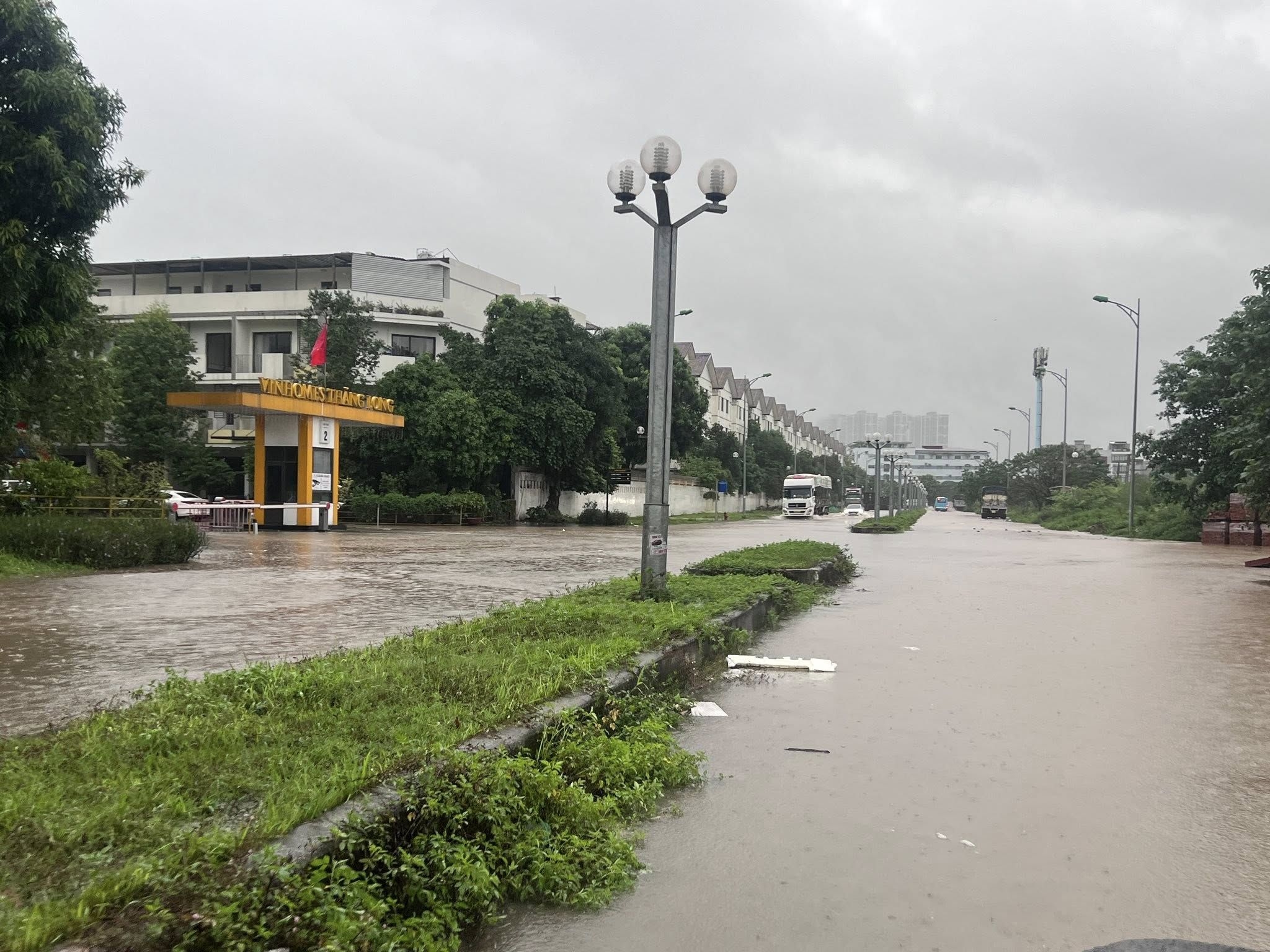 Mưa lớn và kéo dài, nhiều tuyến đường ở Hà Nội ngập sâu, giao thông tê liệt