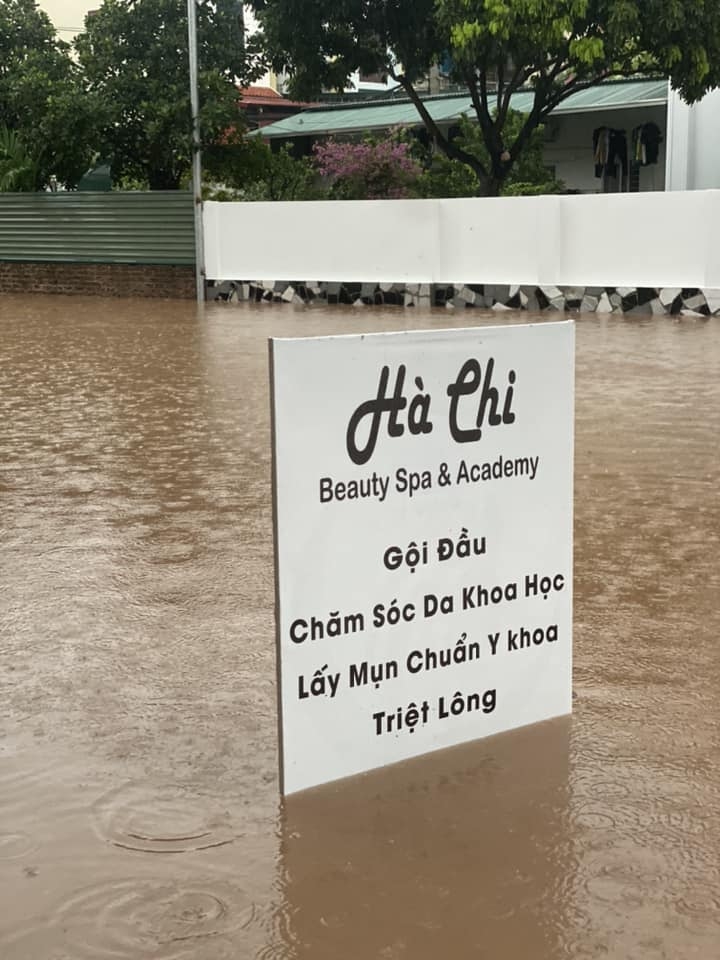 Mưa lớn và kéo dài, nhiều tuyến đường ở Hà Nội ngập sâu, giao thông tê liệt