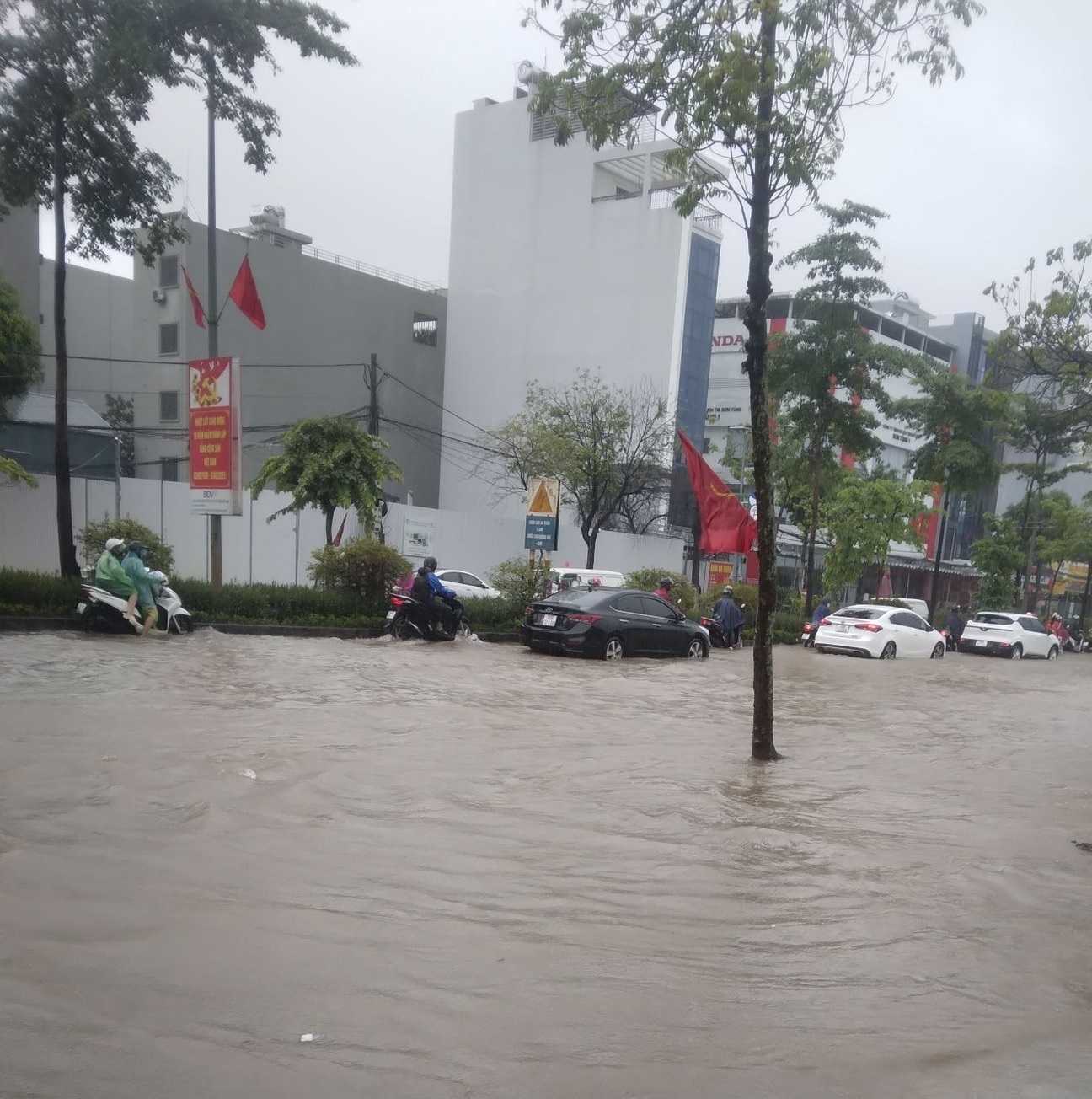 Mưa lớn và kéo dài, nhiều tuyến đường ở Hà Nội ngập sâu, giao thông tê liệt