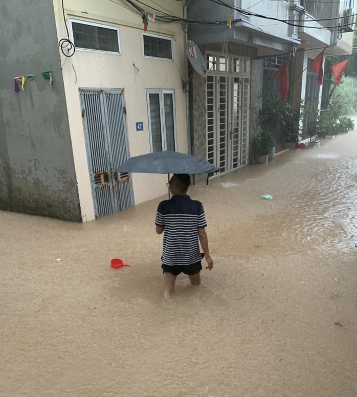 Mưa lớn và kéo dài, nhiều tuyến đường ở Hà Nội ngập sâu, giao thông tê liệt