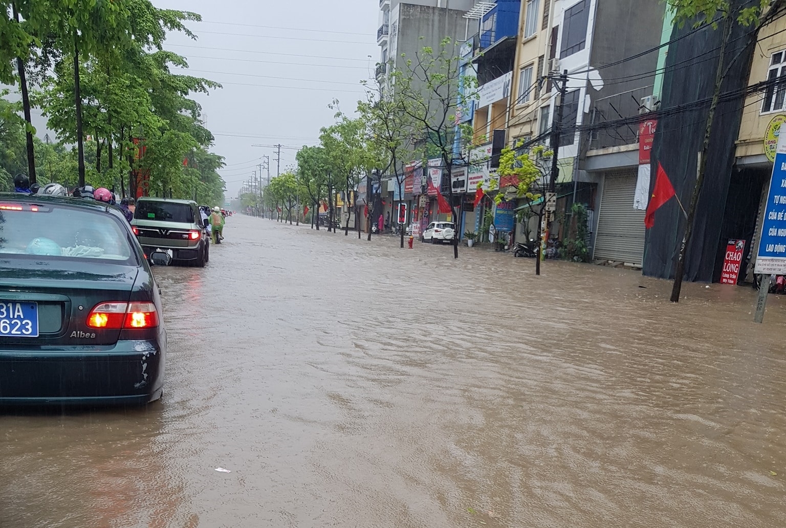 Mưa lớn và kéo dài, nhiều tuyến đường ở Hà Nội ngập sâu, giao thông tê liệt