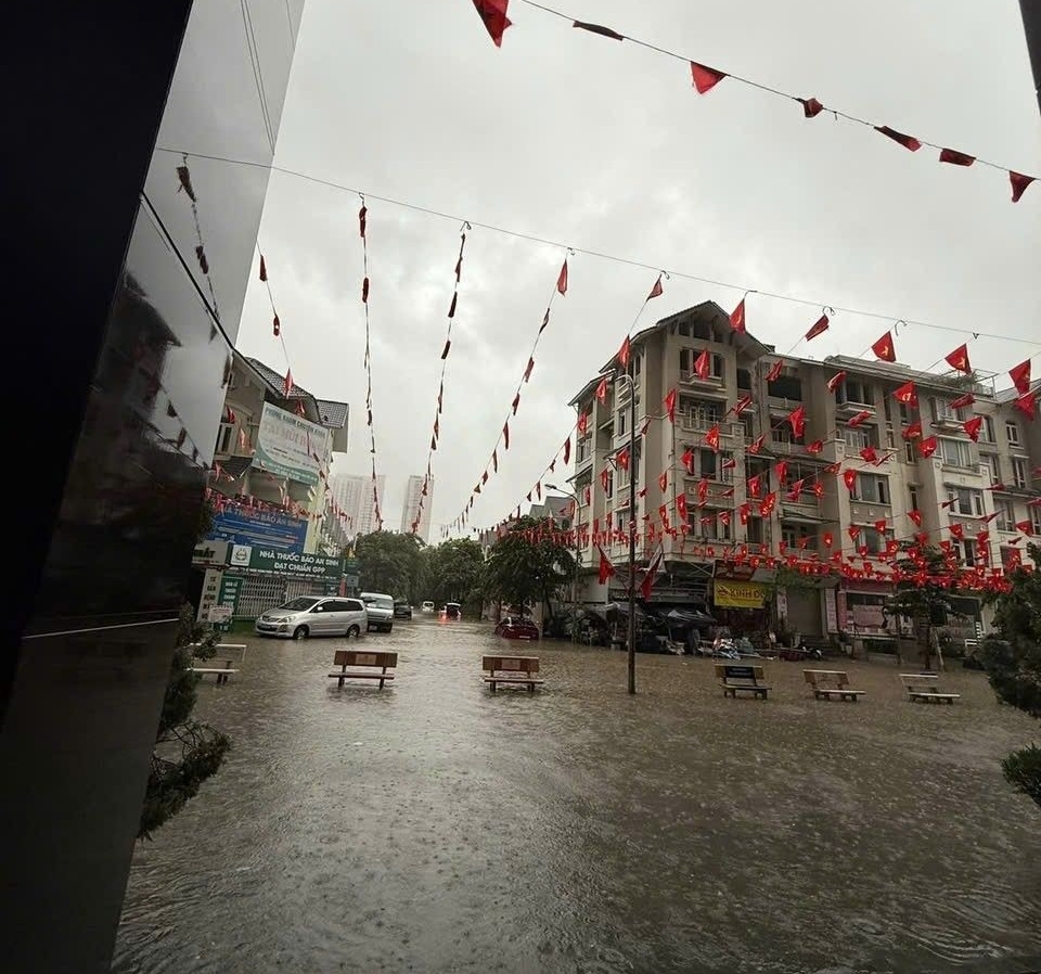 Mưa lớn và kéo dài, nhiều tuyến đường ở Hà Nội ngập sâu, giao thông tê liệt