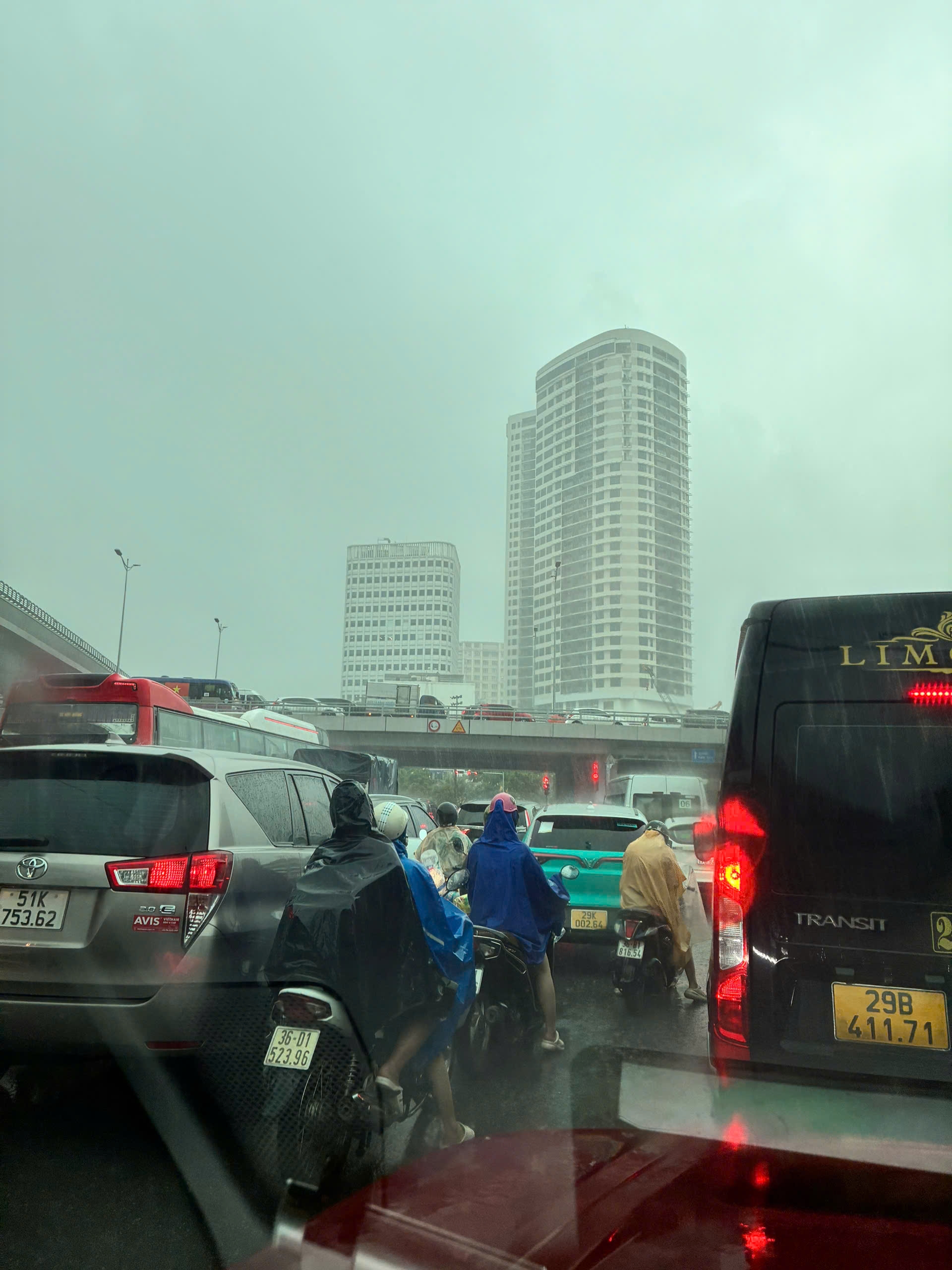 Mưa lớn và kéo dài, nhiều tuyến đường ở Hà Nội ngập sâu, giao thông tê liệt