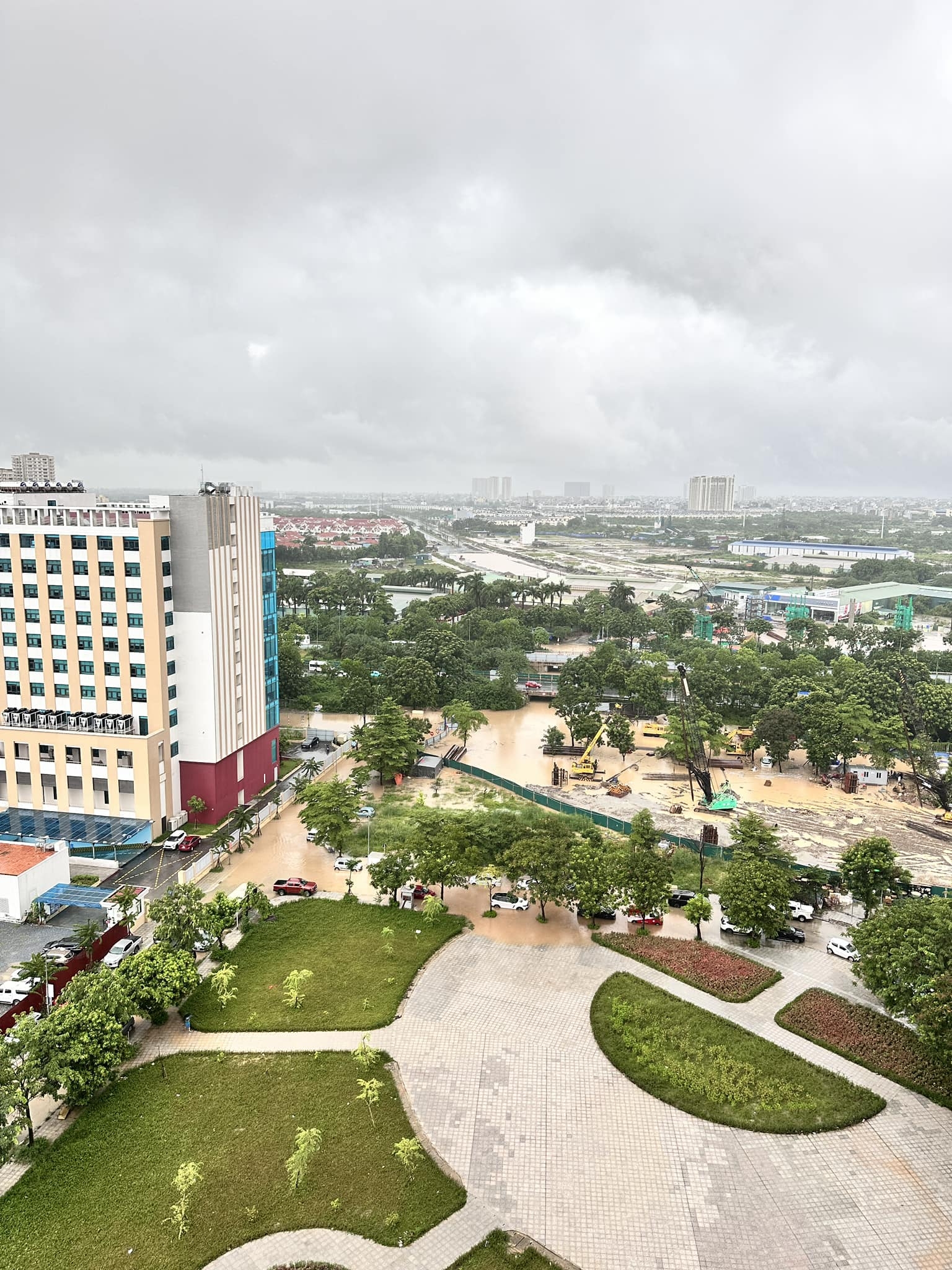 Mưa lớn và kéo dài, nhiều tuyến đường ở Hà Nội ngập sâu, giao thông tê liệt