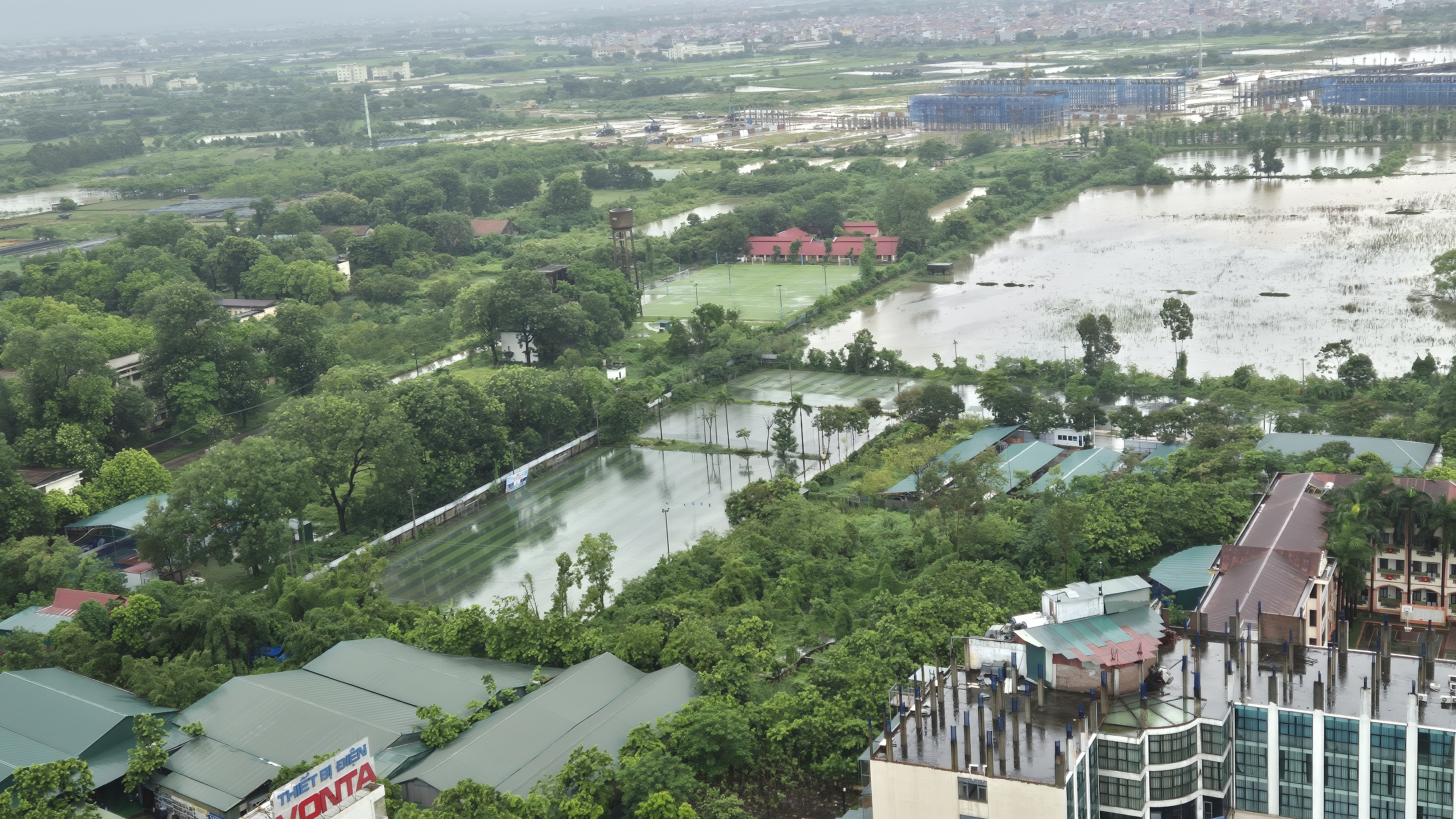Mưa lớn và kéo dài, nhiều tuyến đường ở Hà Nội ngập sâu, giao thông tê liệt