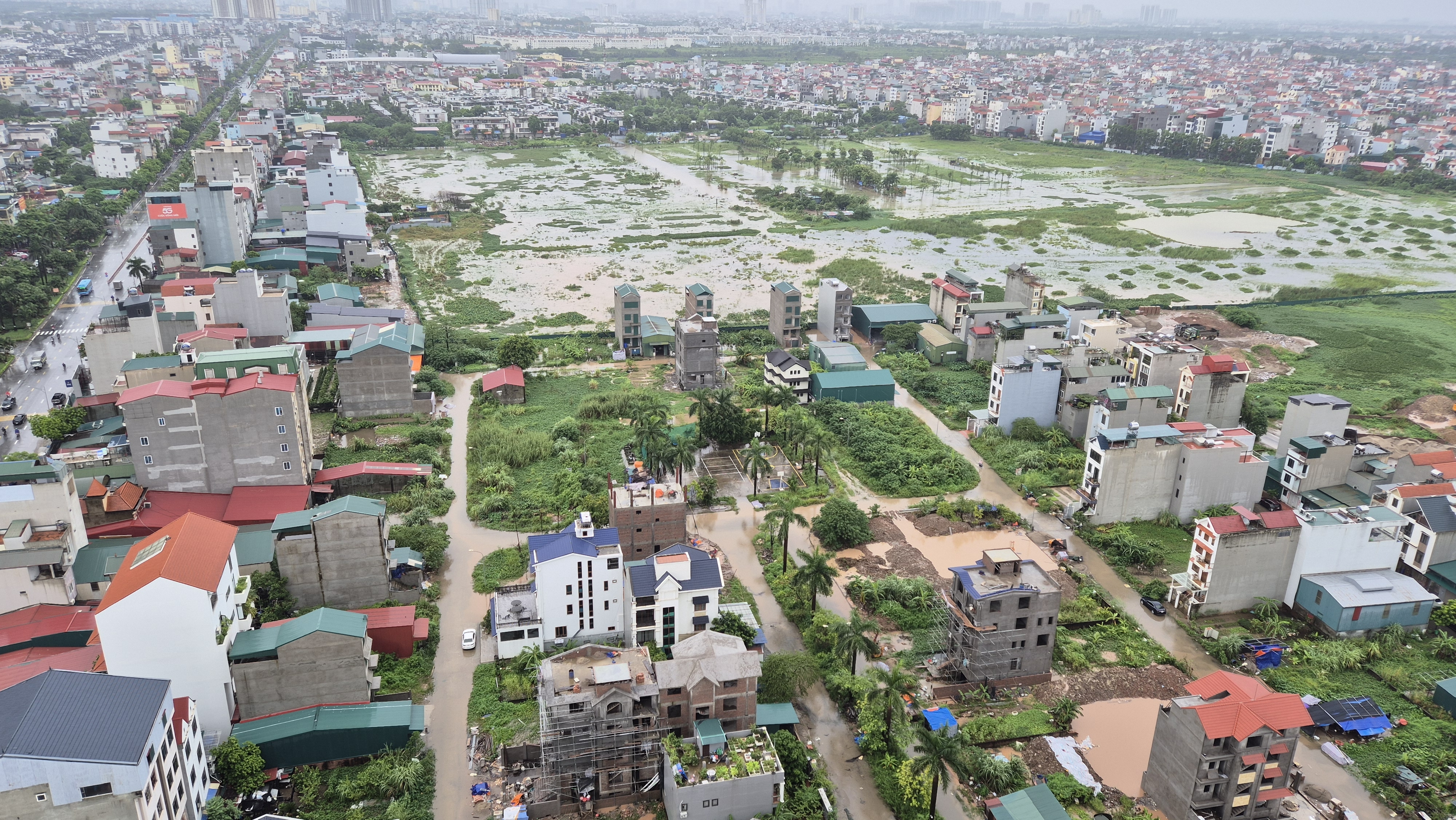 Mưa lớn và kéo dài, nhiều tuyến đường ở Hà Nội ngập sâu, giao thông tê liệt