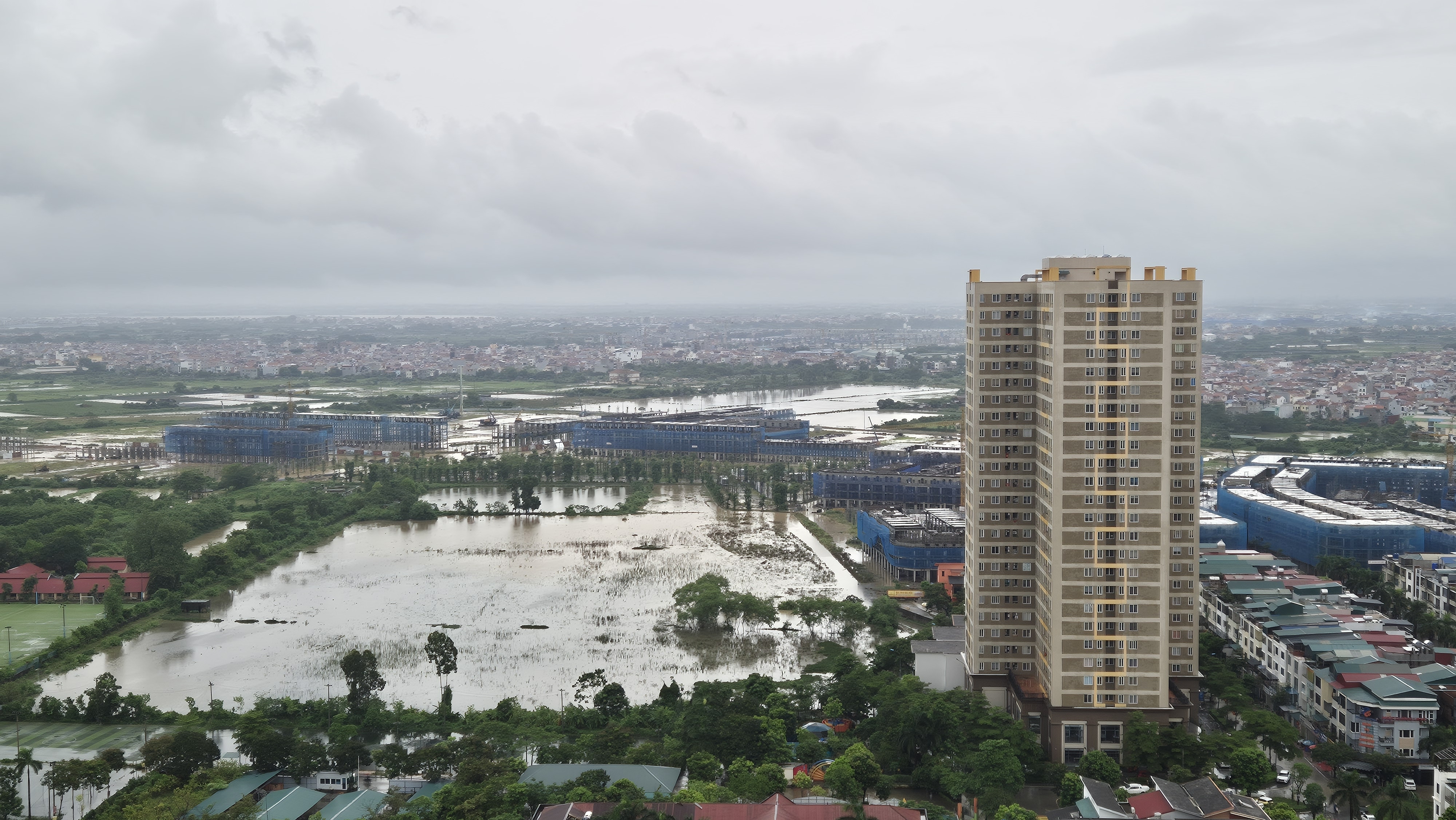 Mưa lớn và kéo dài, nhiều tuyến đường ở Hà Nội ngập sâu, giao thông tê liệt