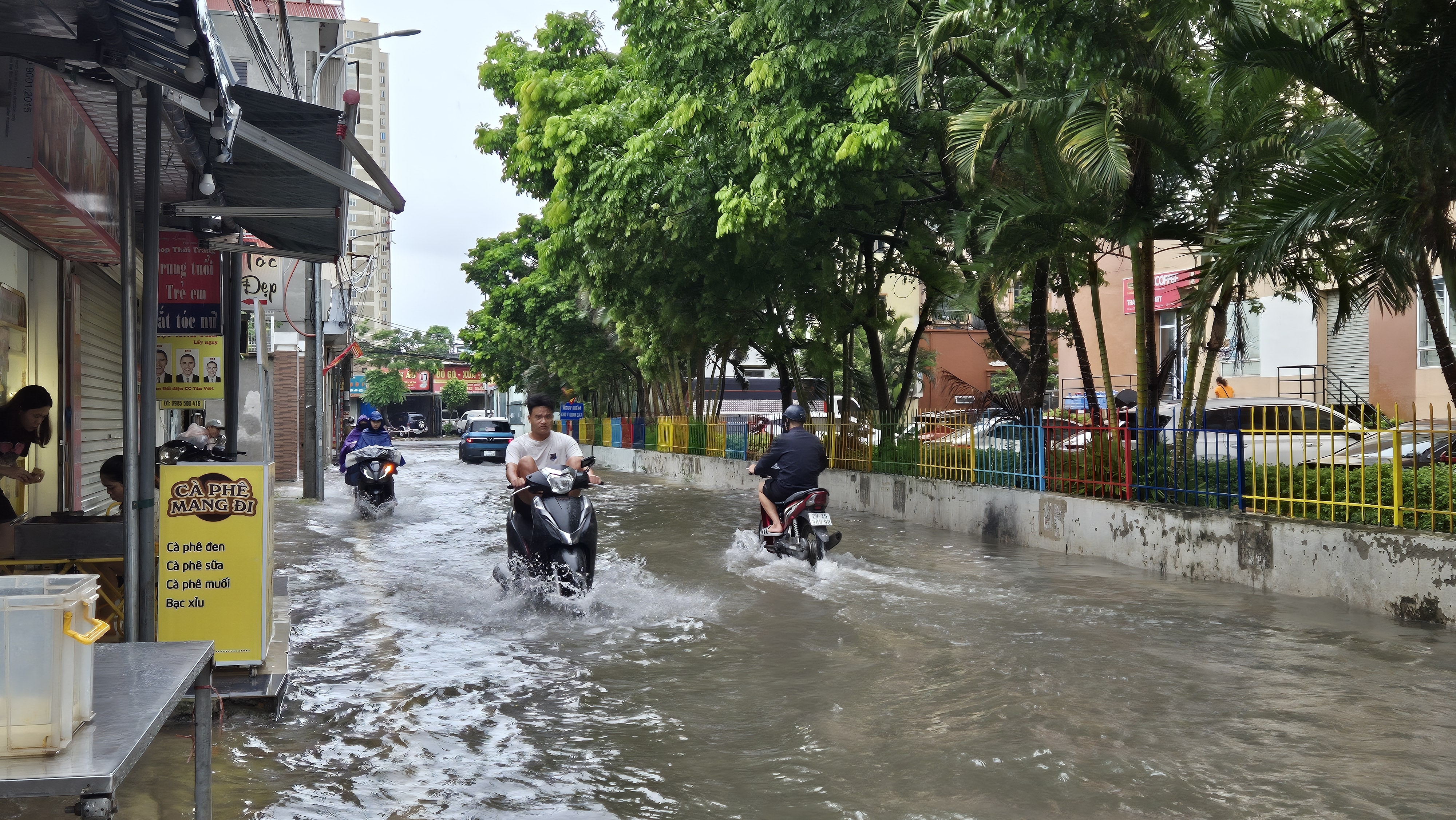 Mưa lớn và kéo dài, nhiều tuyến đường ở Hà Nội ngập sâu, giao thông tê liệt