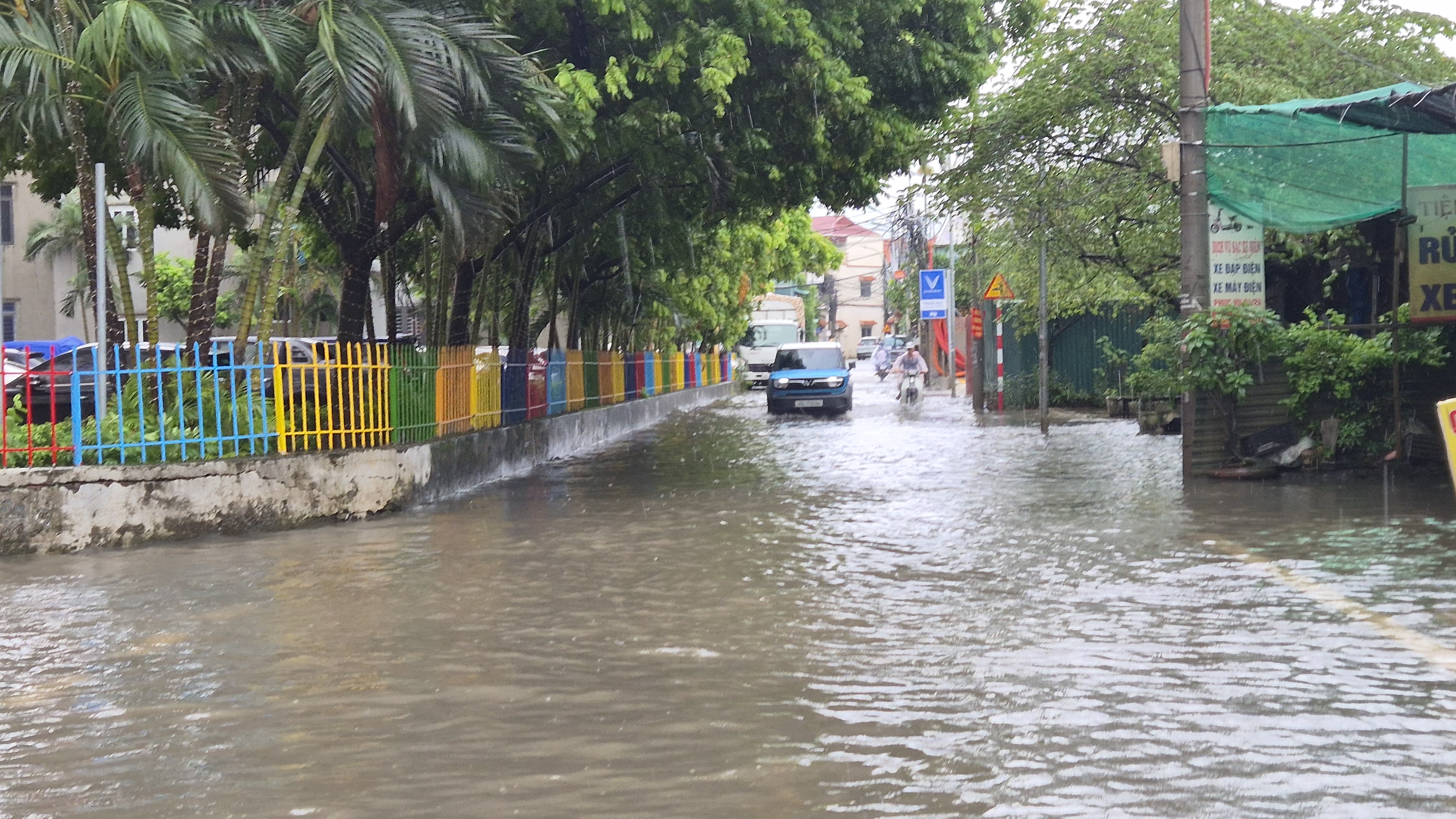 Mưa lớn và kéo dài, nhiều tuyến đường ở Hà Nội ngập sâu, giao thông tê liệt