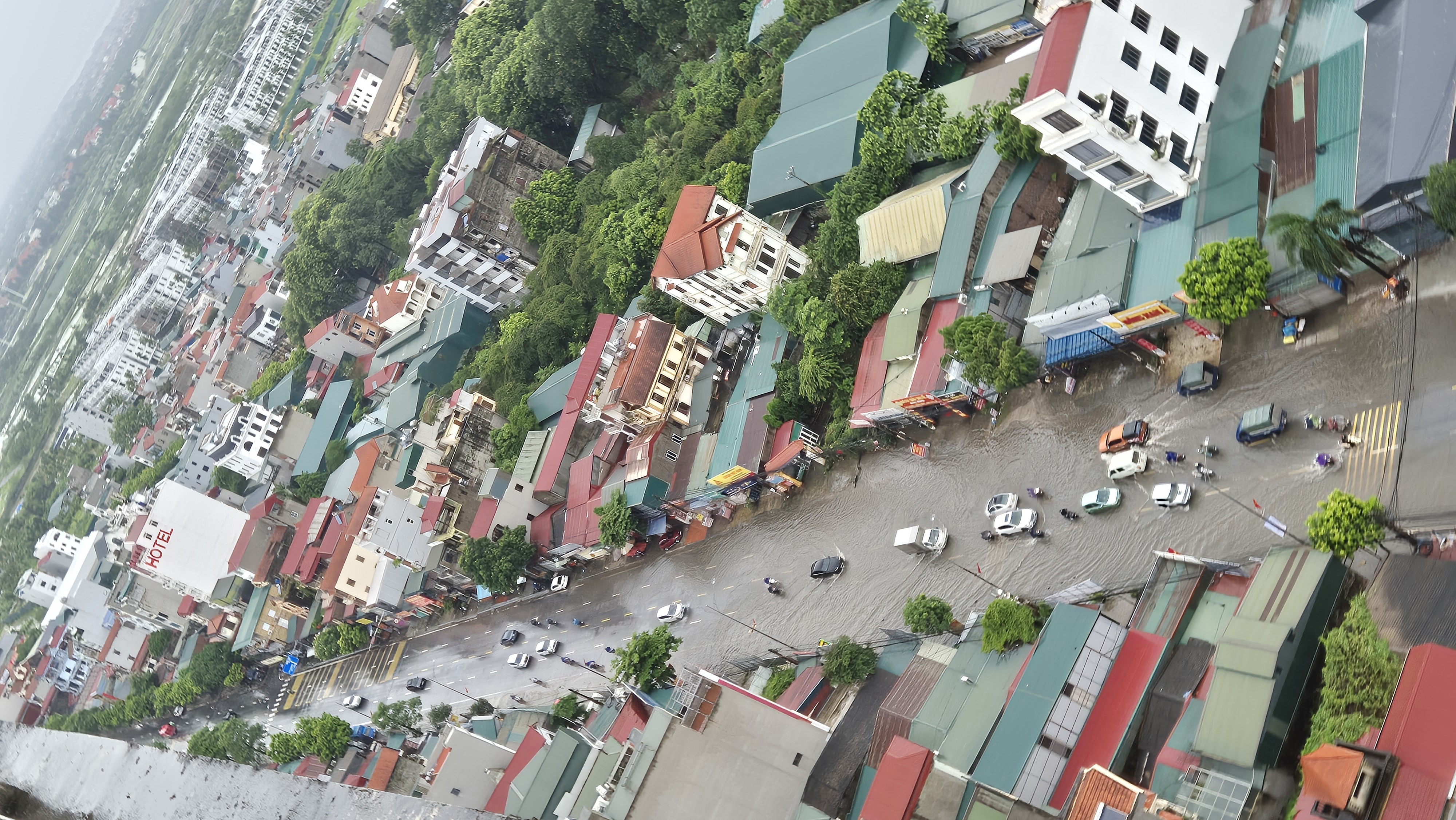 Mưa lớn và kéo dài, nhiều tuyến đường ở Hà Nội ngập sâu, giao thông tê liệt