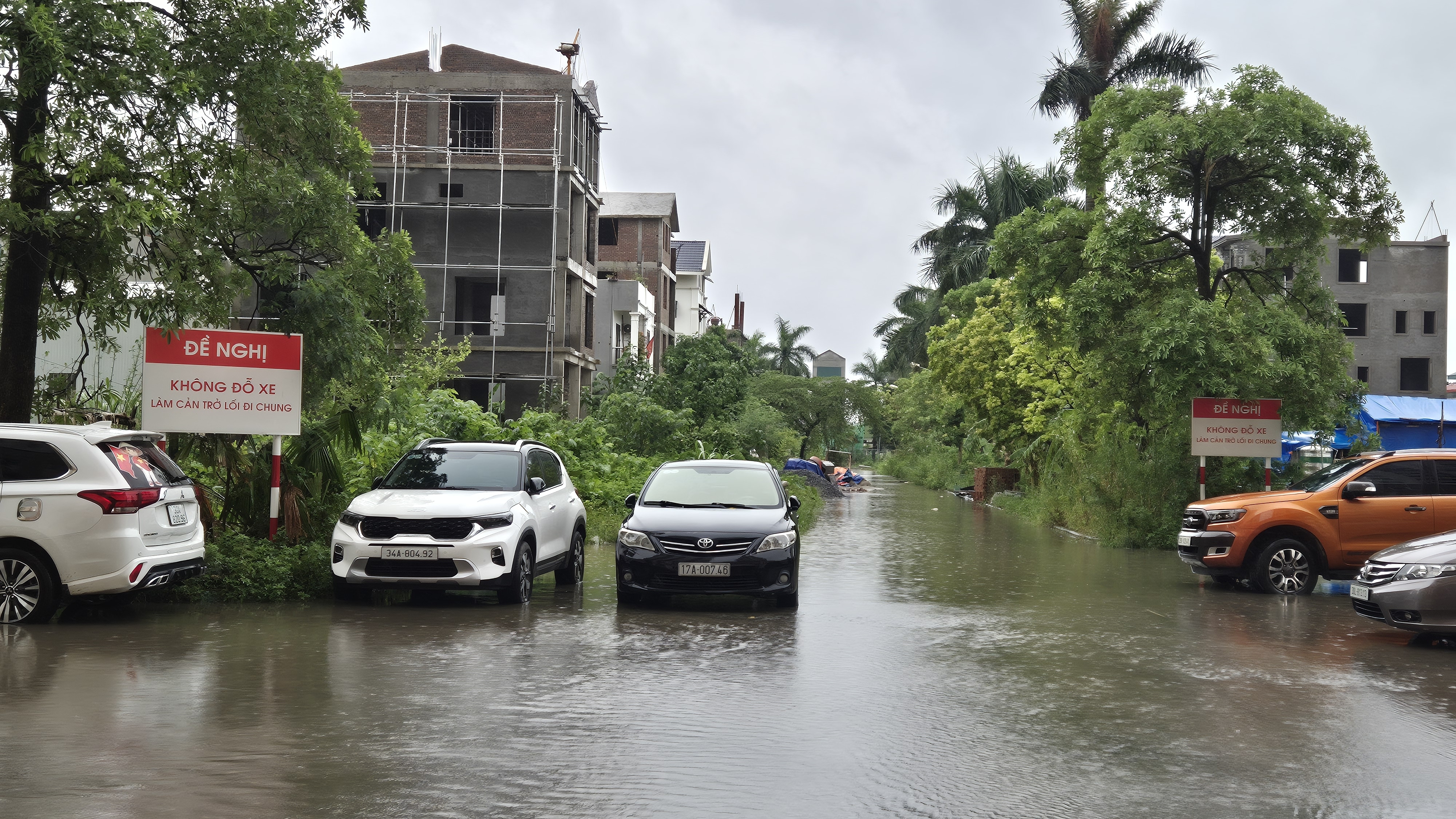 Mưa lớn và kéo dài, nhiều tuyến đường ở Hà Nội ngập sâu, giao thông tê liệt