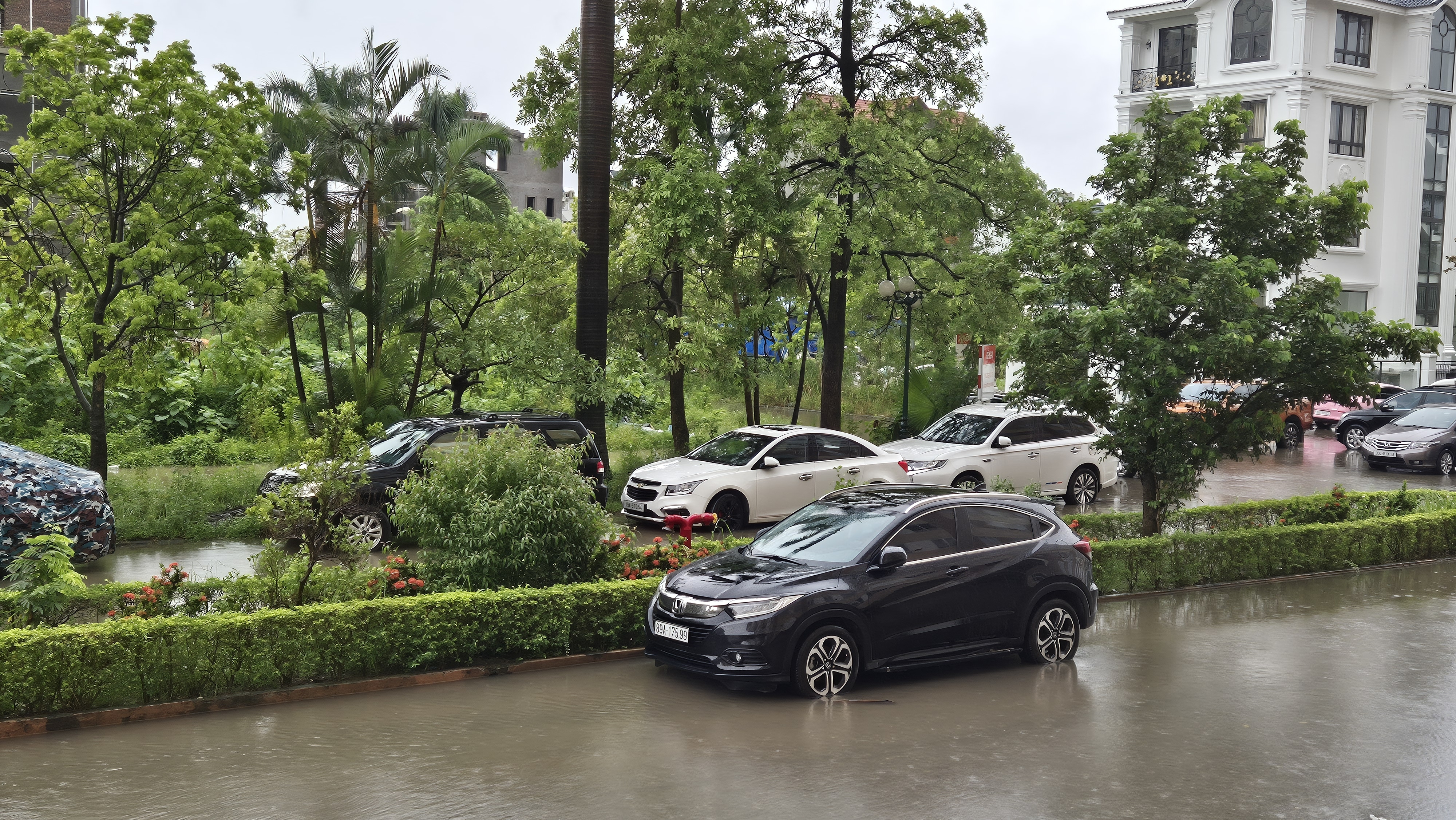 Mưa lớn và kéo dài, nhiều tuyến đường ở Hà Nội ngập sâu, giao thông tê liệt