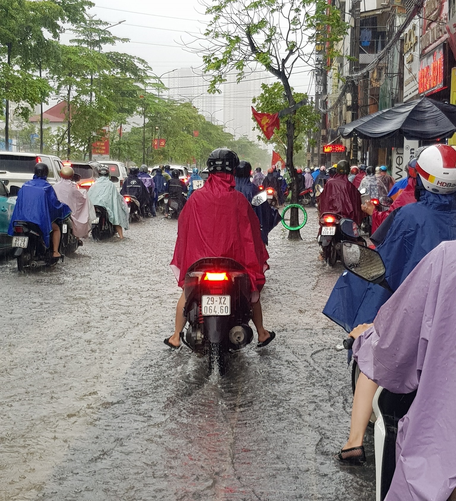 Mưa lớn và kéo dài, nhiều tuyến đường ở Hà Nội ngập sâu, giao thông tê liệt