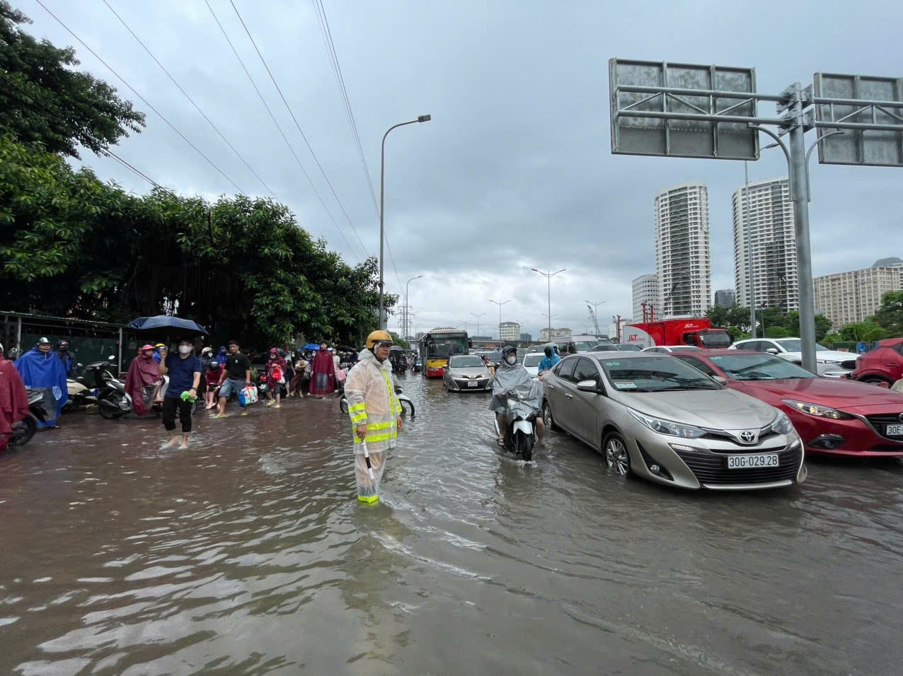Mưa lớn và kéo dài, nhiều tuyến đường ở Hà Nội ngập sâu, giao thông tê liệt