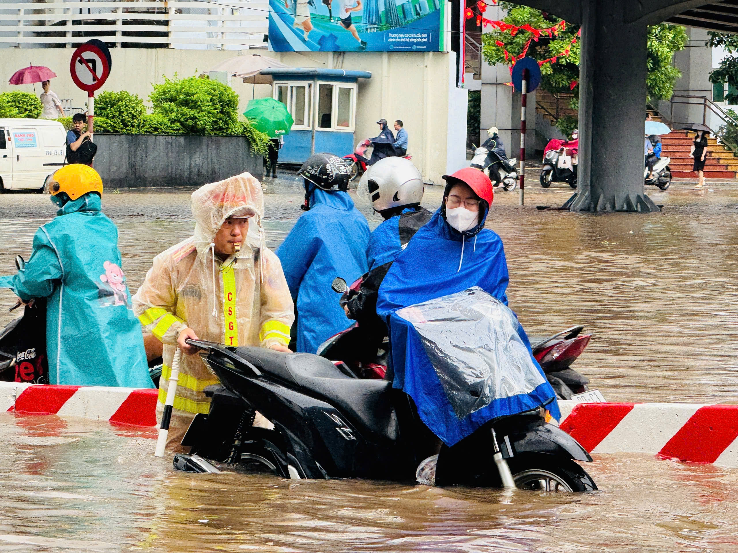 Mưa lớn và kéo dài, nhiều tuyến đường ở Hà Nội ngập sâu, giao thông tê liệt