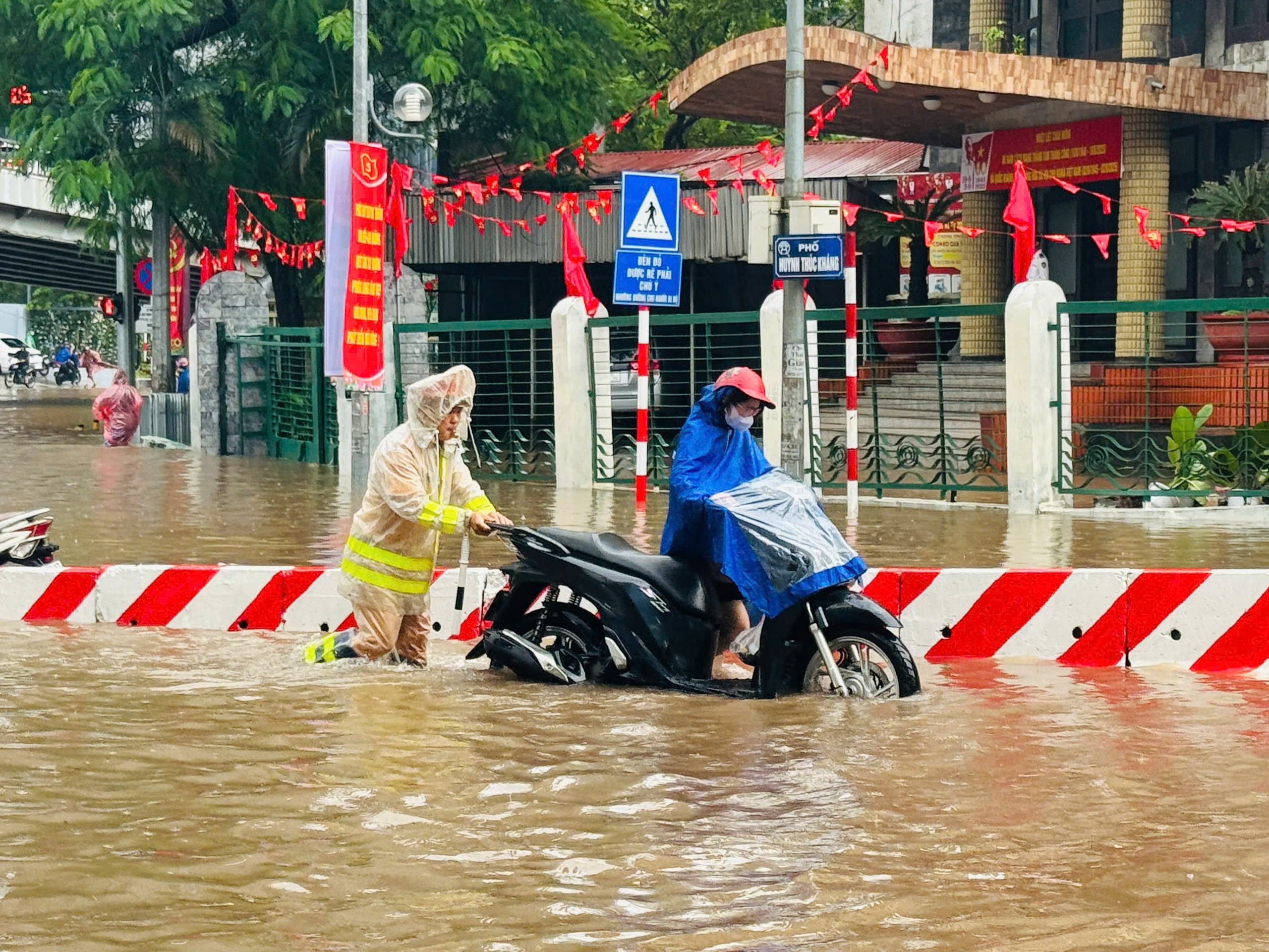 Mưa lớn và kéo dài, nhiều tuyến đường ở Hà Nội ngập sâu, giao thông tê liệt