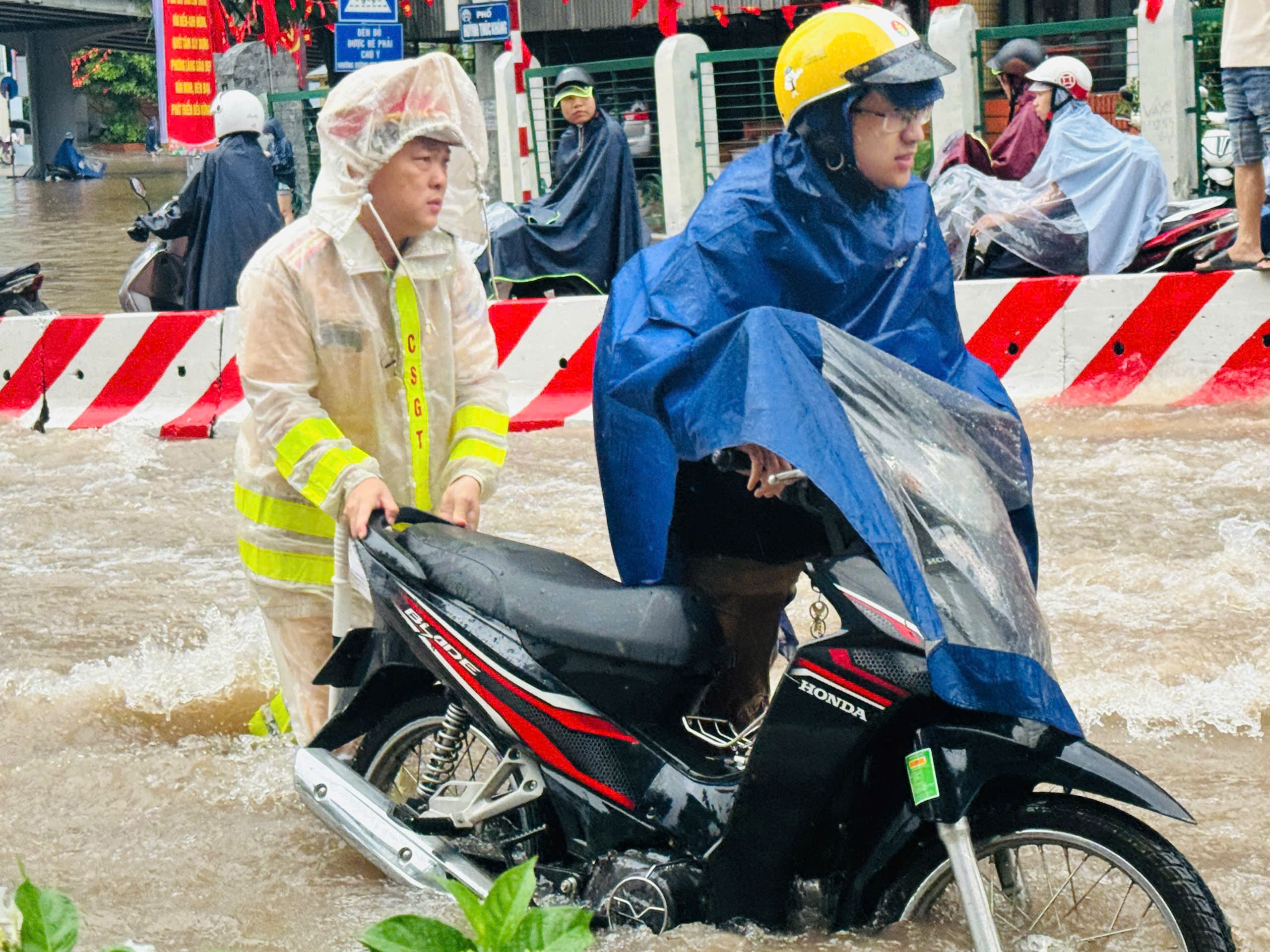 Mưa lớn và kéo dài, nhiều tuyến đường ở Hà Nội ngập sâu, giao thông tê liệt