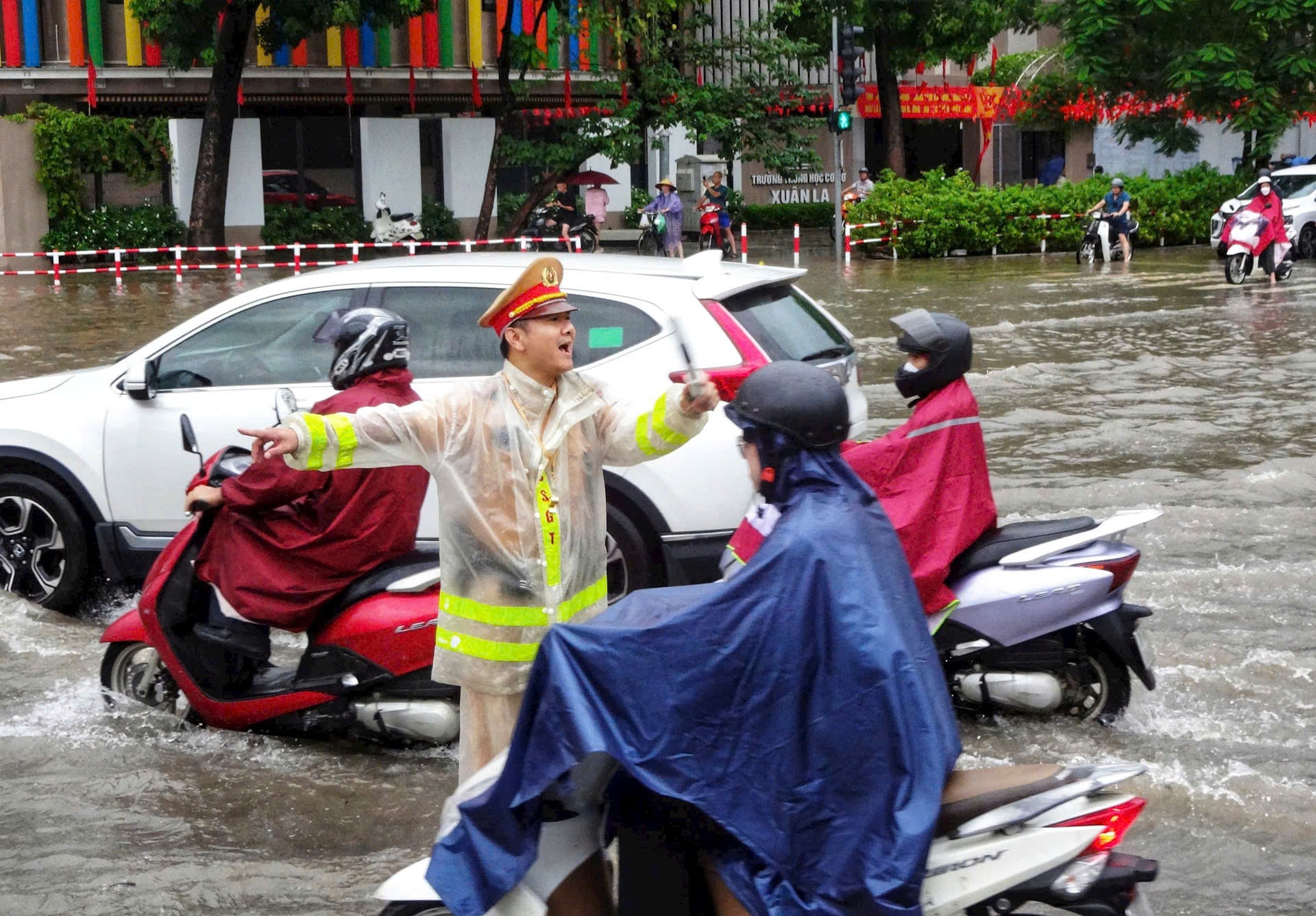 Mưa lớn và kéo dài, nhiều tuyến đường ở Hà Nội ngập sâu, giao thông tê liệt