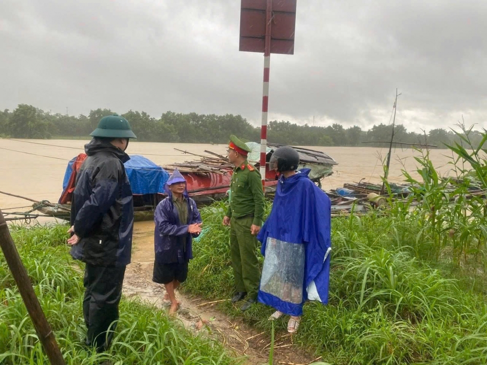 Mưa bão gây ngập lụt khắp nơi, Công an xuyên đêm đưa dân đến nơi an toàn Mưa bão gây ngập lụt khắp nơi, Công an xuyên đêm đưa dân đến nơi an toàn