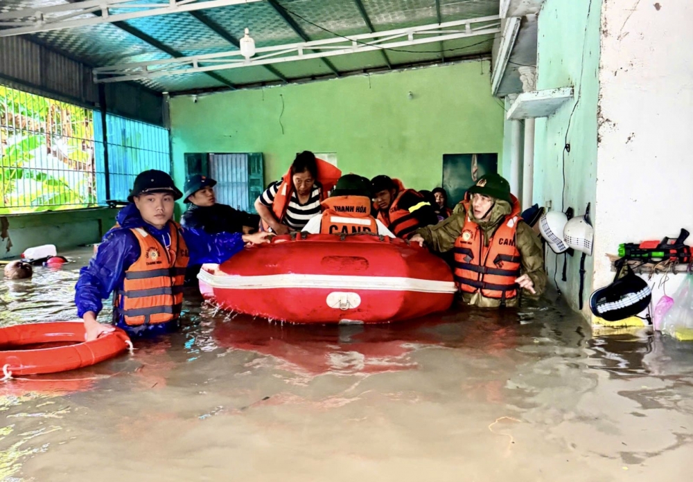 Mưa bão gây ngập lụt khắp nơi, Công an xuyên đêm đưa dân đến nơi an toàn Mưa bão gây ngập lụt khắp nơi, Công an xuyên đêm đưa dân đến nơi an toàn