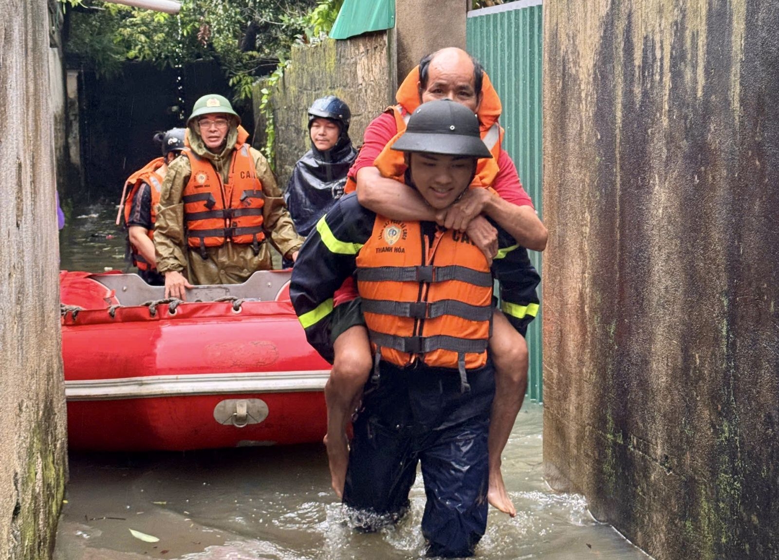 Khuyến cáo người dân hạn chế đi lại khi mưa lũ lớn