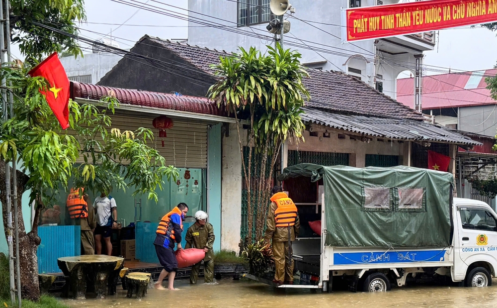 Mưa bão gây ngập lụt khắp nơi, Công an xuyên đêm đưa dân đến nơi an toàn Mưa bão gây ngập lụt khắp nơi, Công an xuyên đêm đưa dân đến nơi an toàn