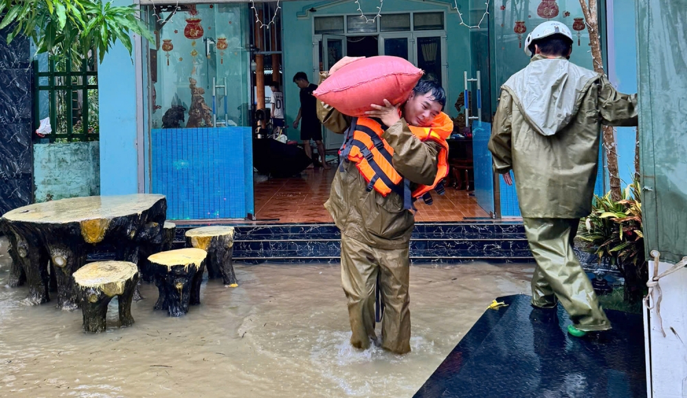 Mưa bão gây ngập lụt khắp nơi, Công an xuyên đêm đưa dân đến nơi an toàn Mưa bão gây ngập lụt khắp nơi, Công an xuyên đêm đưa dân đến nơi an toàn